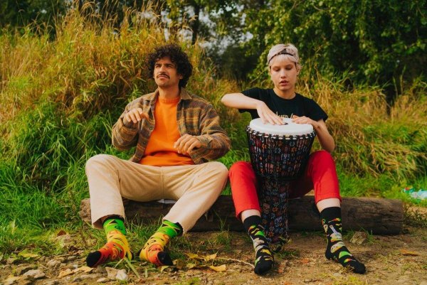 kobieta i mężczyzna w kolorowych skarpetkach reggae, 2 pary, skarpetki muzyczne, Rainbow Socks