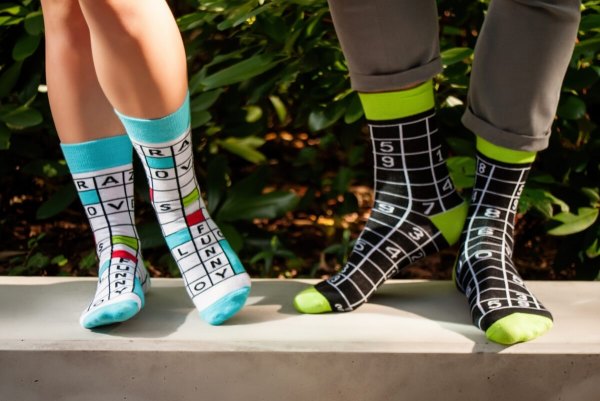 schwarz-weiße Denkspiele bunte Baumwollsocken, 2 Paar, lustiges Geschenk, Rainbow Socken