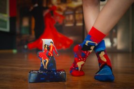 Kobieta w skarpetkach dla tancerzy Dance With Me, czerwono-niebieskie skarpetki przedstawiające parę tancerzy, Rainbow Socks