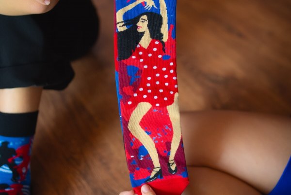 Czerwona skarpeta z tańczącą kobietą, oryginalny pomysł na prezent - skarpetki dla tancerzy Dance With Me od Rainbow Socks