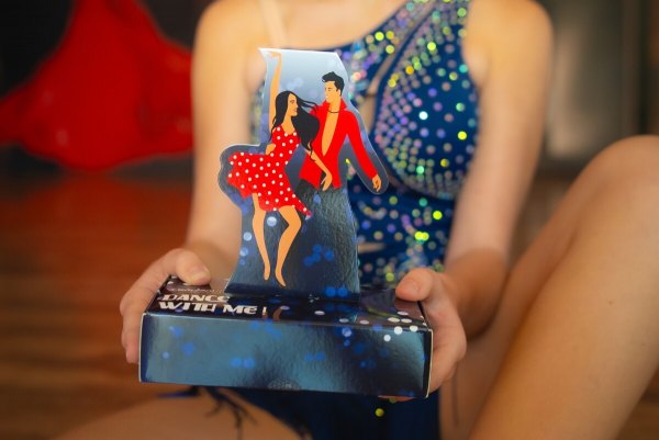 Kobieta trzymająca produkt Skarpetki dla tancerzy Dance With Me, pomysł na prezent