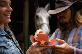 Mann und Frau halten einen Cowboyhut Wild-West-Socken-Box für ein Geschenk