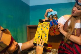 Blau und gelb gemusterte Baumwollsocken als Geschenk für einen Fan von Pirates of Caribbeans