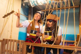 Dwójka piratów trzymająca w dłoniach skarpetki w skrzyni skarb piratów, Rainbow Socks
