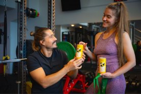 Frau schenkt einem Mann eine Sportsocke in einer Dose Energy Drink, ein Geschenk für Sportfans