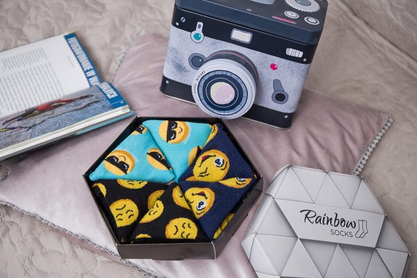 Emoji Socks Box Dark Colors, Socken in einer Box, Geschenkidee, bunte Baumwollsocken, Produkt unisex