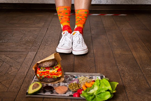 Socken im Look eines veganen Burgers, Geschenkidee für Veganer und Vegetarier, Socken für Fast-Food-Liebhaber, Food-Socken