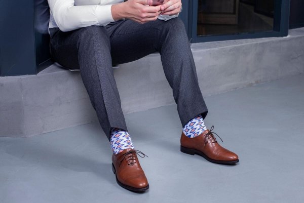 Socken mit geometrischen Mustern Herren, hochwertige Baumwollsocken, weiße Socken mit bunten Mustern, geometrischen Socken